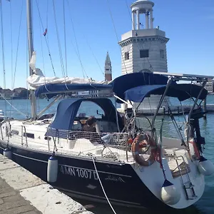 Botel Luxury House Boat